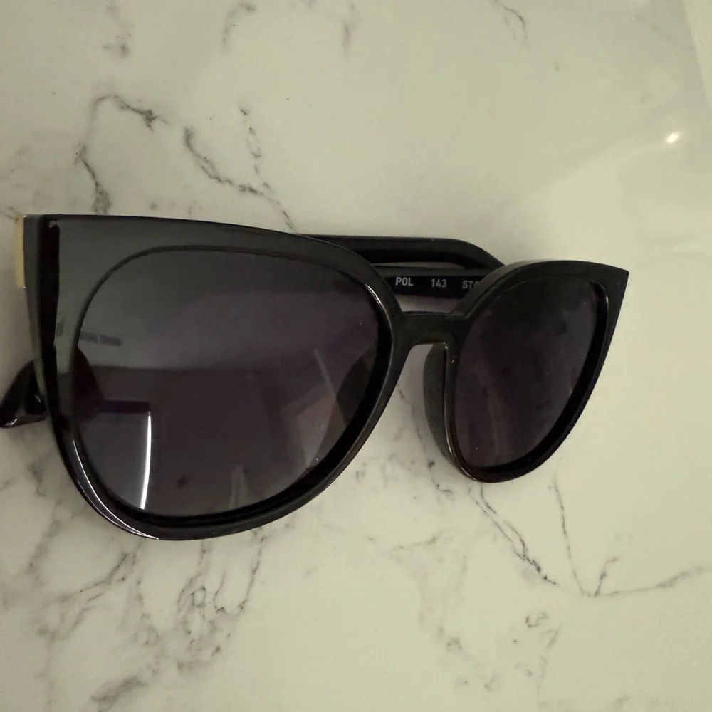 Quay Polarized Cat-Eye Sunglasses in Black Frame with Smoke Lens/ UV Protection - Picture 4 of 5